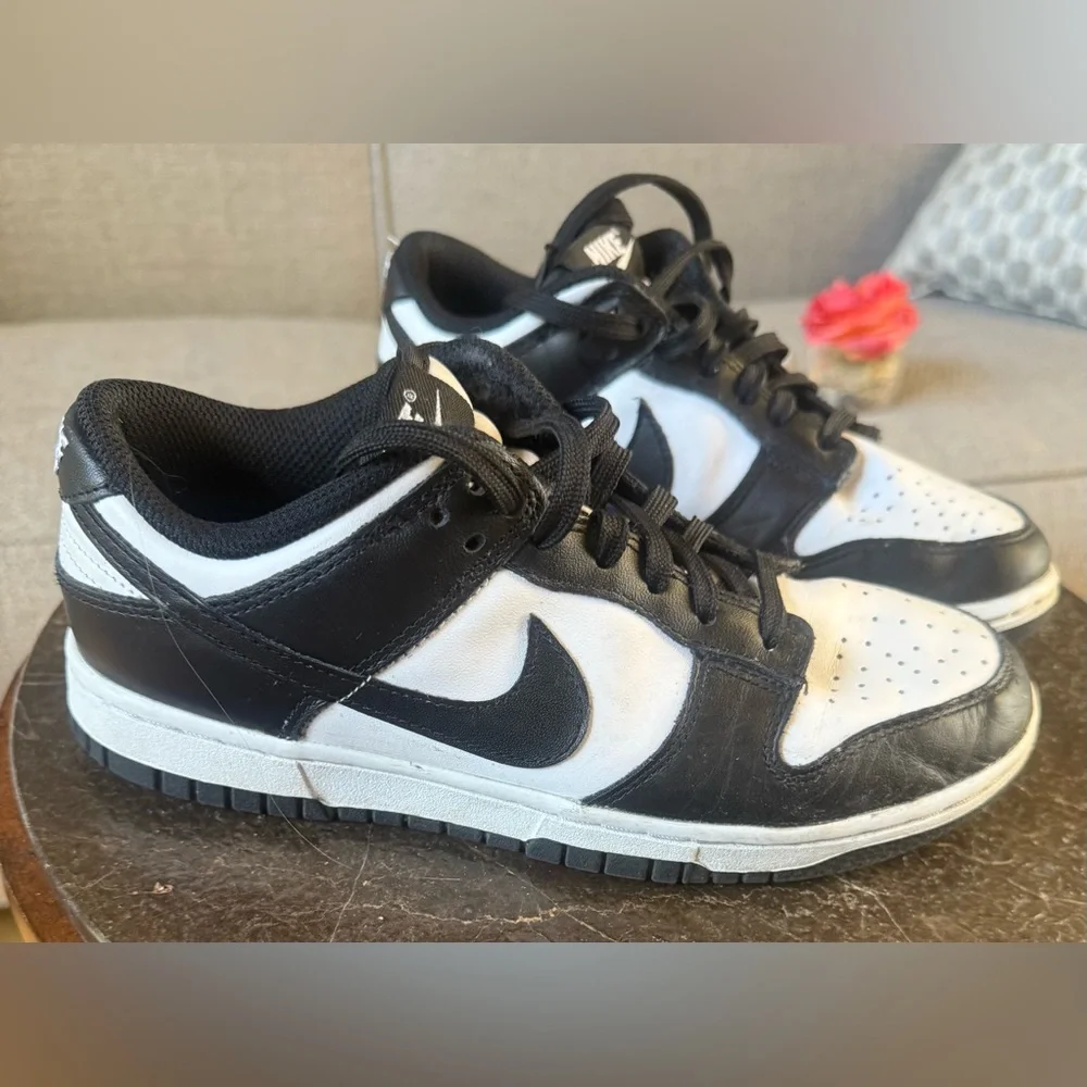 Nike Woman Black and White Athletic Sneakers
